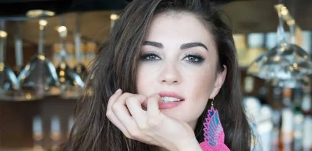 Burcu Özberk davetteki tarzıyla büyük beğeni topladı! 2